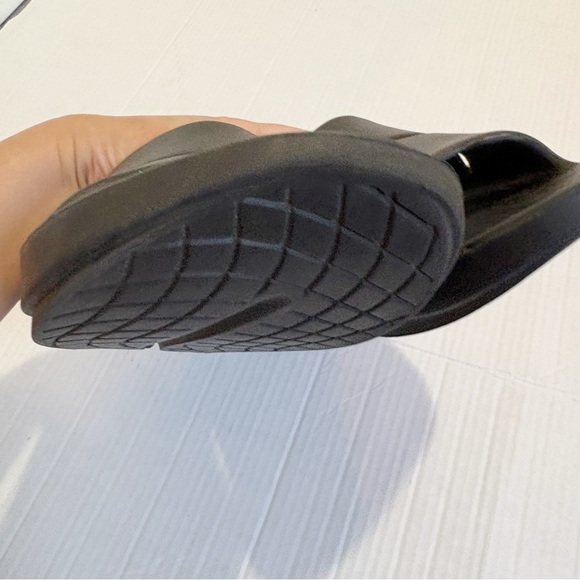 Oofos Ooah Slide Sandals Recovery Sandals Size 12 Size EU 45 Black Comfort Foam - Picture 7 of 8